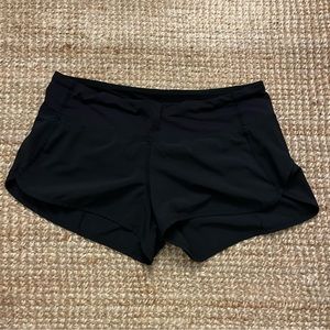 Black Lululemon Speed Up Low-Rise Lined Short 2.5" size 8